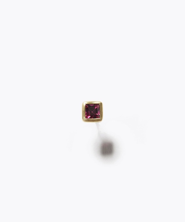 [eden] square garnet stud single pierced earring