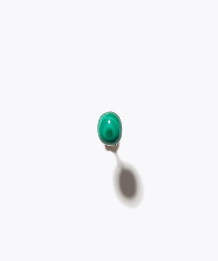 [bone] bean malachite petit stud single pierced earring