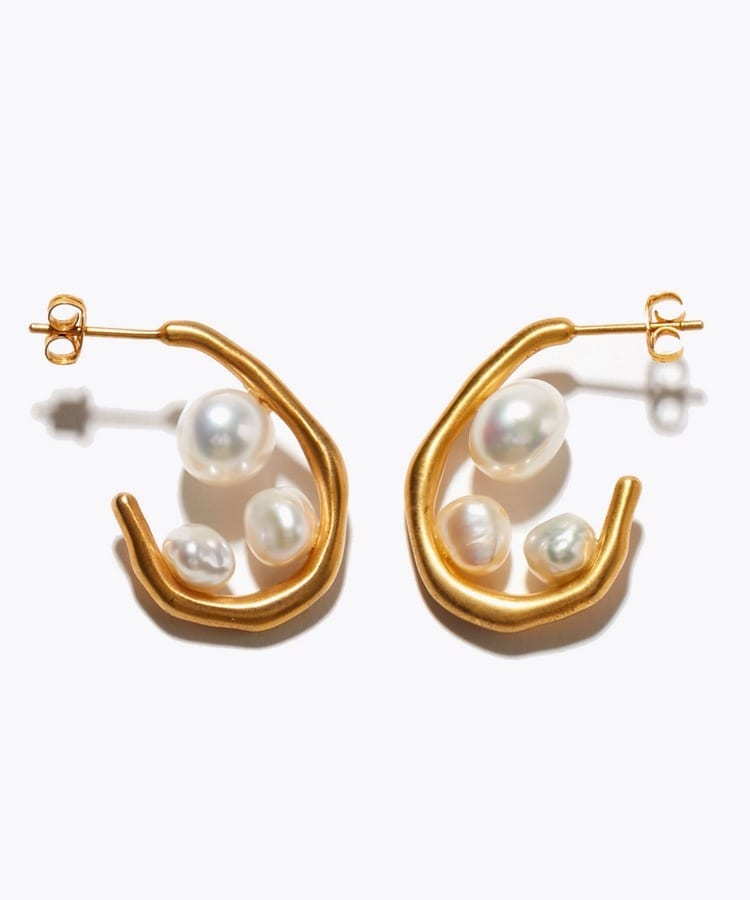 [philia] organic baroque pearl hoop pierced earring