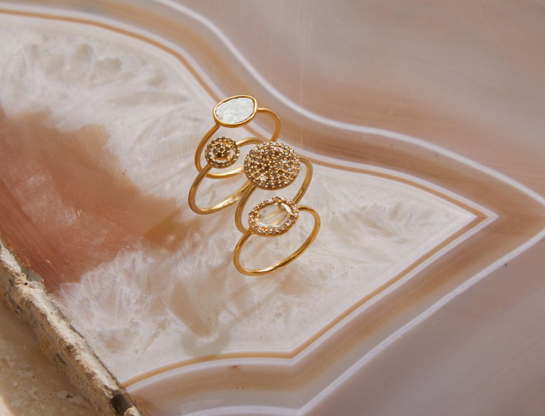 人気シリーズに、ダイヤモンドが放つありのままの美しさが際立つK18YG素材の新作ジュエリーが登場