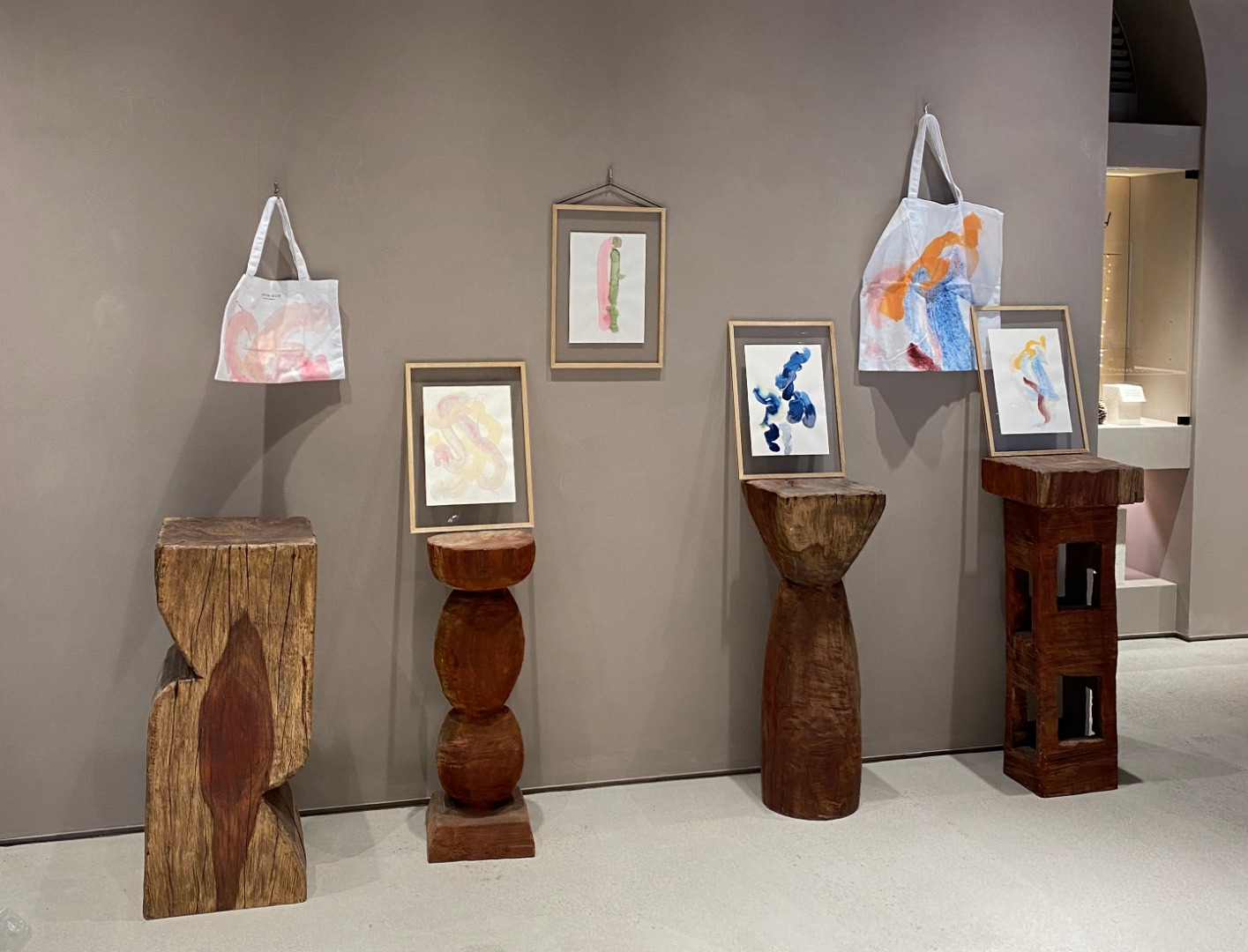 ARTIDA OUD初のエコバッグ。アーティストAudrey Fondecaveの抽象画を載せて