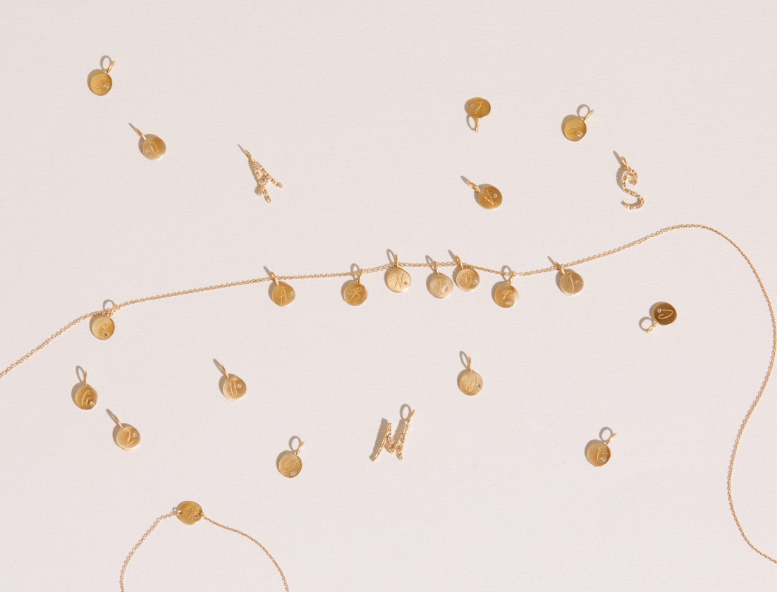 サステナブルな活動の一環「レタリングカスタマイズ」。新作はイニシャルにダイヤモンドを添えて