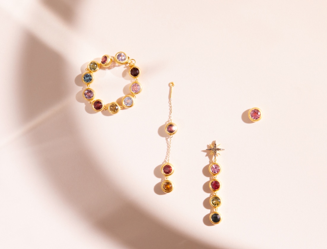 果実と咲き乱れる花々の楽園。マルチカラーのサファイアを散りばめたジュエリー