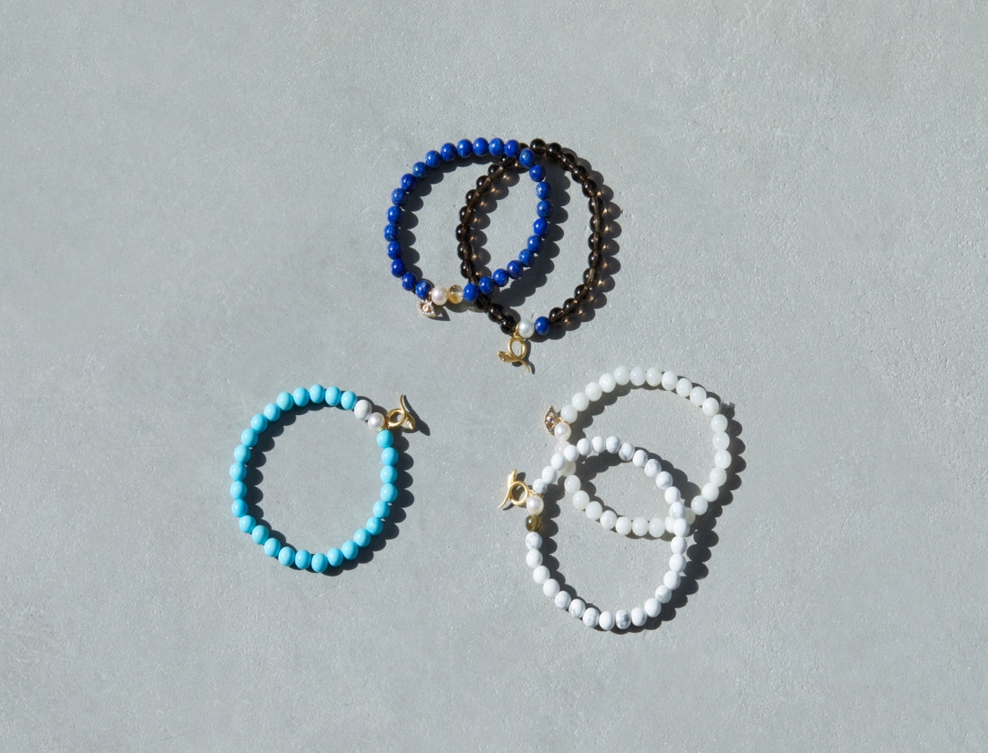 &ldquo;amulette&rdquo;幸運を呼ぶブレスレットの新作は、お守りの願いを込めた&ldquo;evil eye&rdquo;と&ldquo;viper&rdquo;のチャームを添えて。