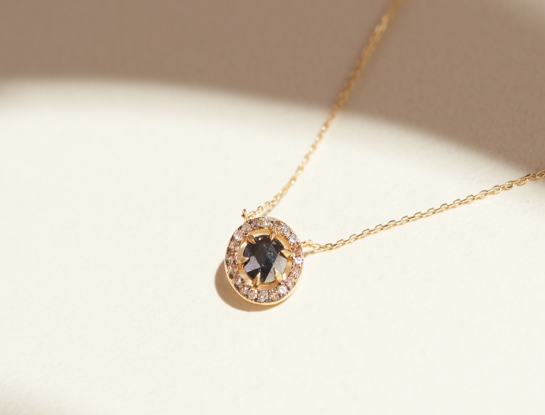 ブラックダイヤモンドとハーキマーダイヤモンド。冷たい光を放つストーンを使ったモダンなフォルムのジュエリー。