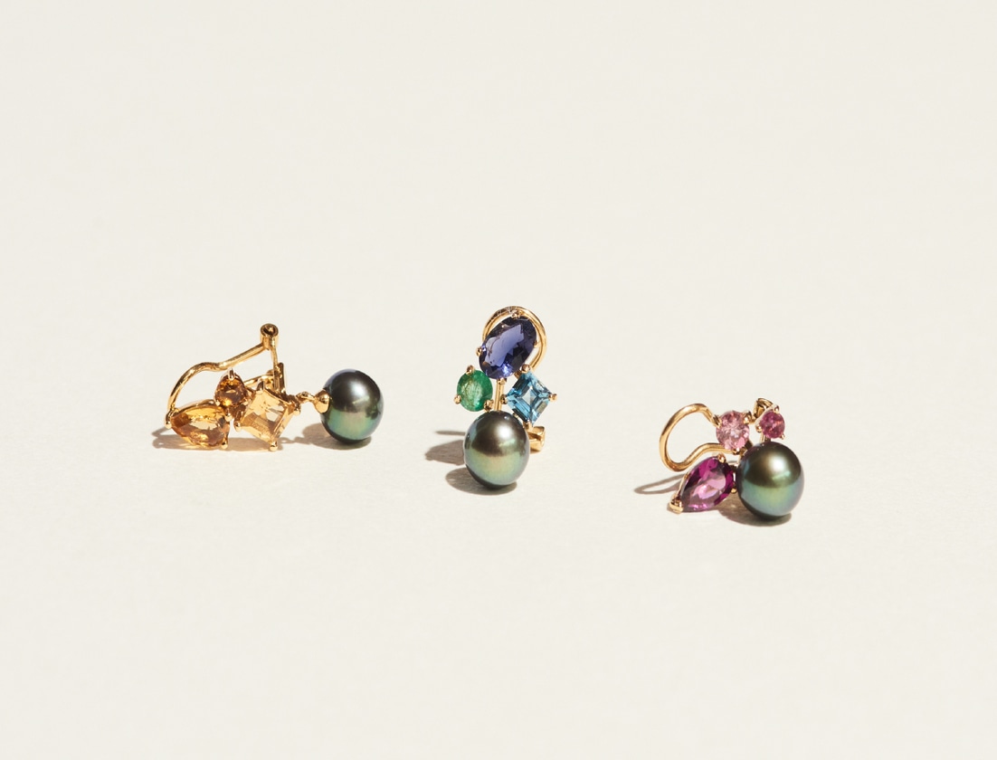 瑞々しい果実を象徴する&ldquo;eden&rdquo;シリーズの新作は、秋めいたトーンの色石にシックなグレーパールを添えて。