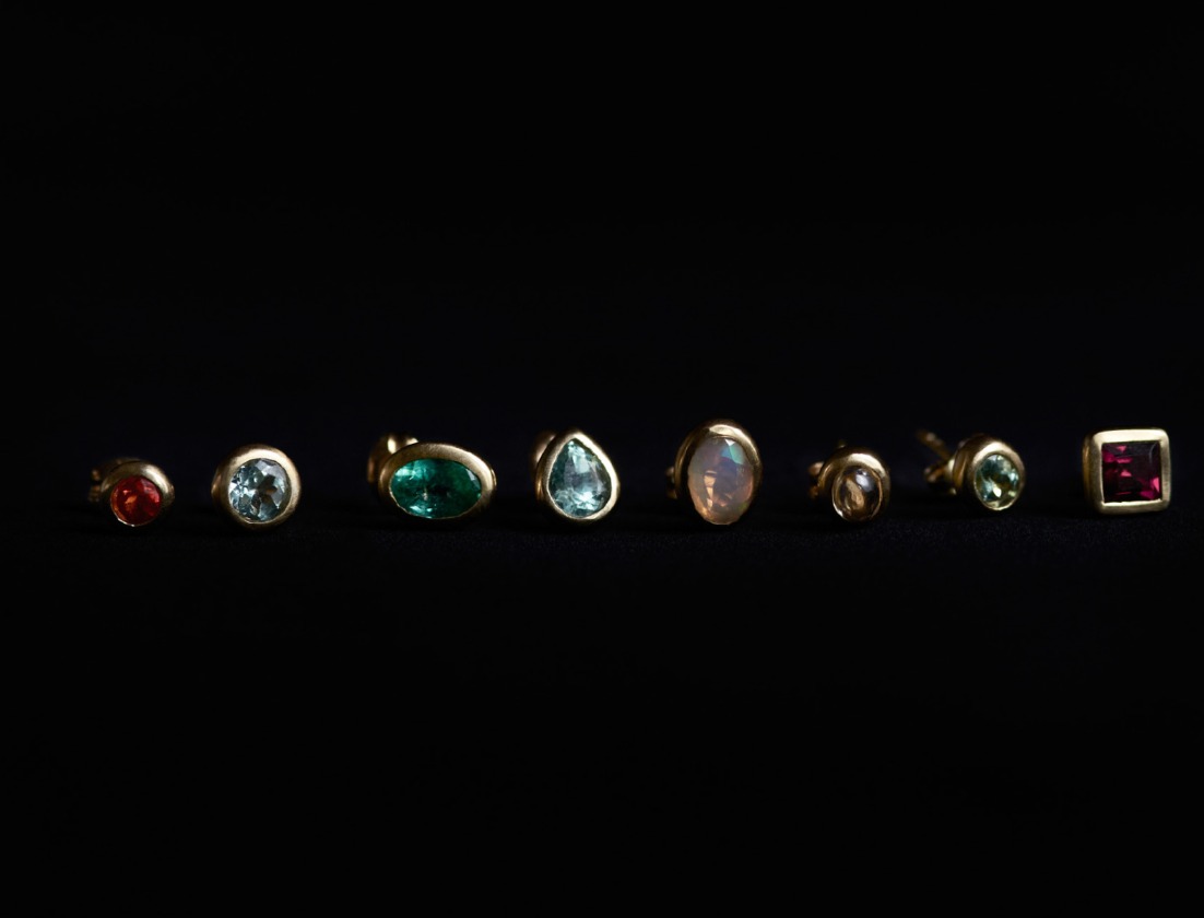 色と光溢れる花々のようなカラーストーン