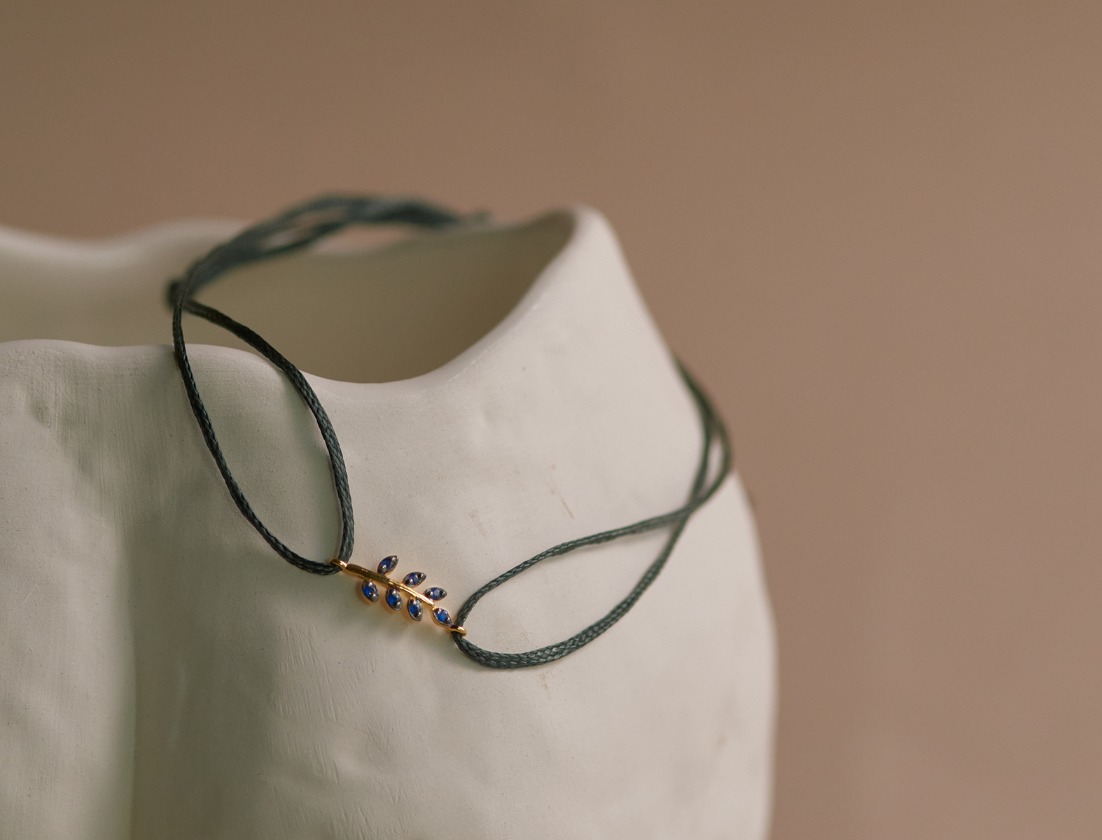 "I am" Donationの新作は、ブルーサファイアが煌めくコードブレスレット。ユニセックスなレザーコードは新しいカラーで今年も登場