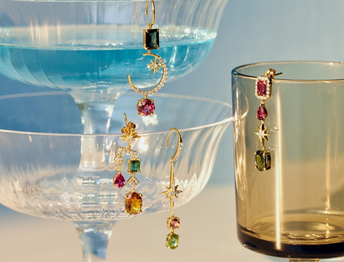 静寂な水面に眩いばかりに煌めく星彩。色とりどりのトルマリンを連ねたシャンデリアピアスとイヤリングをクリスマス限定で発売