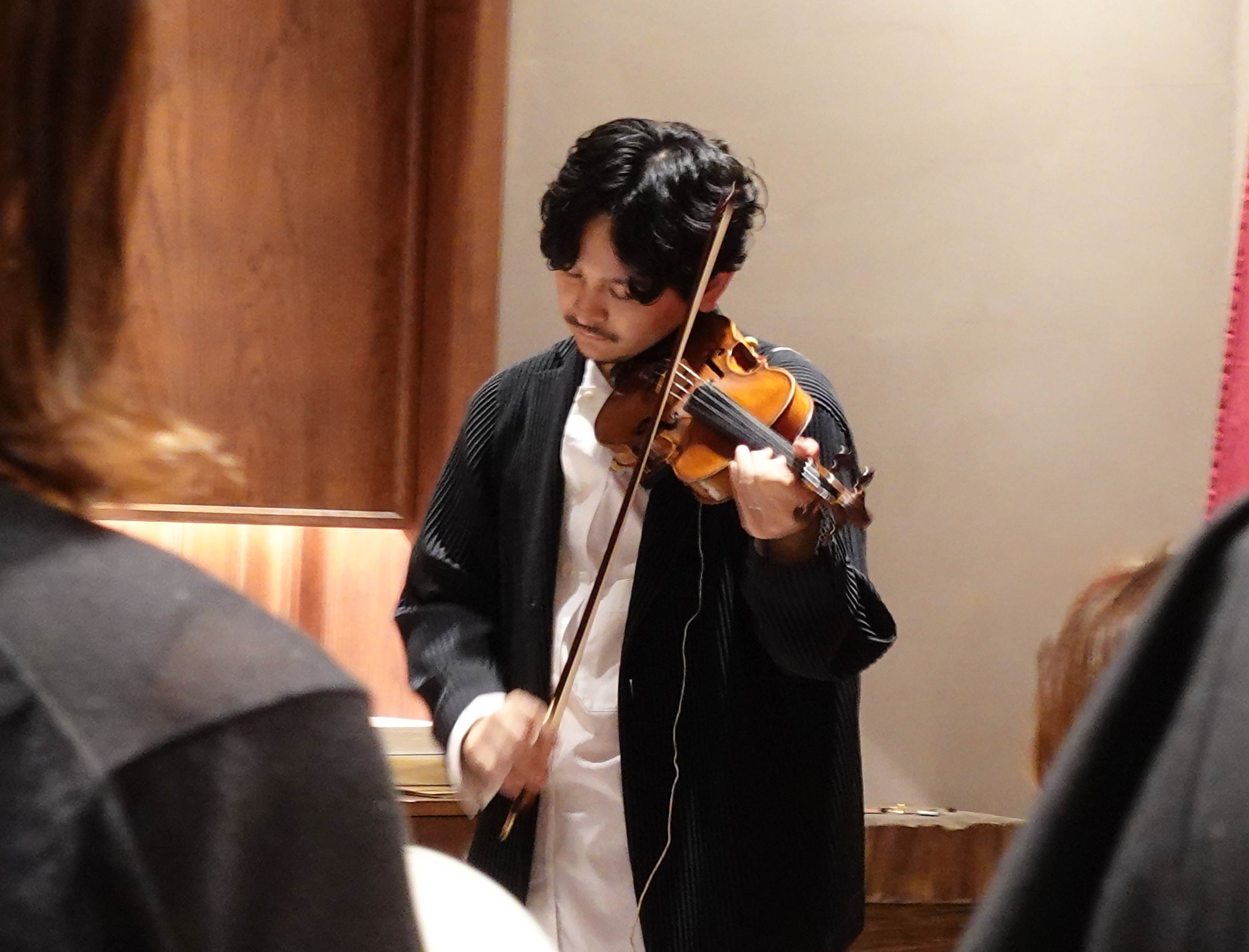 ヴァイオリニスト・常田俊太郎氏によるスペシャルライブを開催