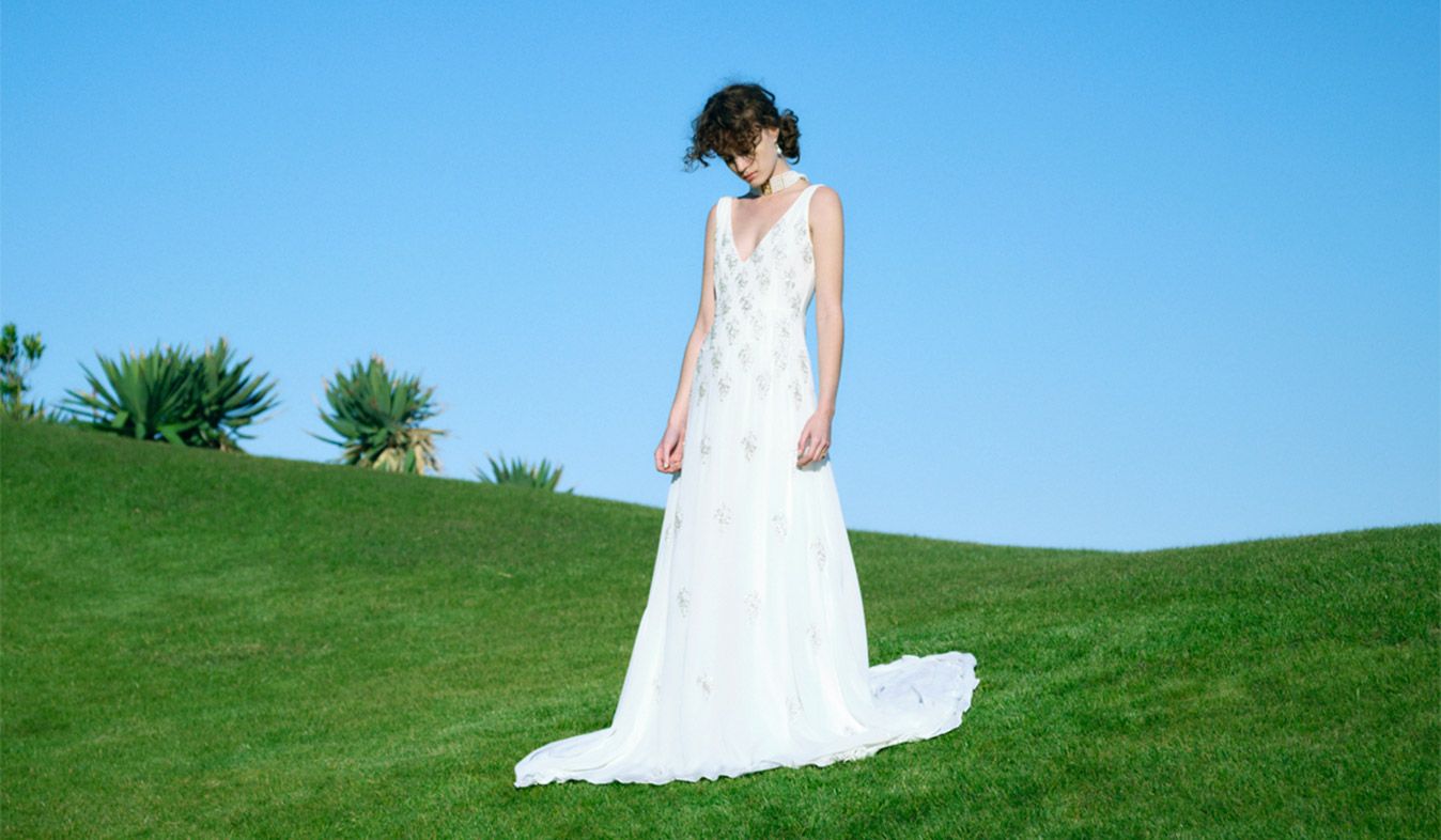 V dressを着た女性
