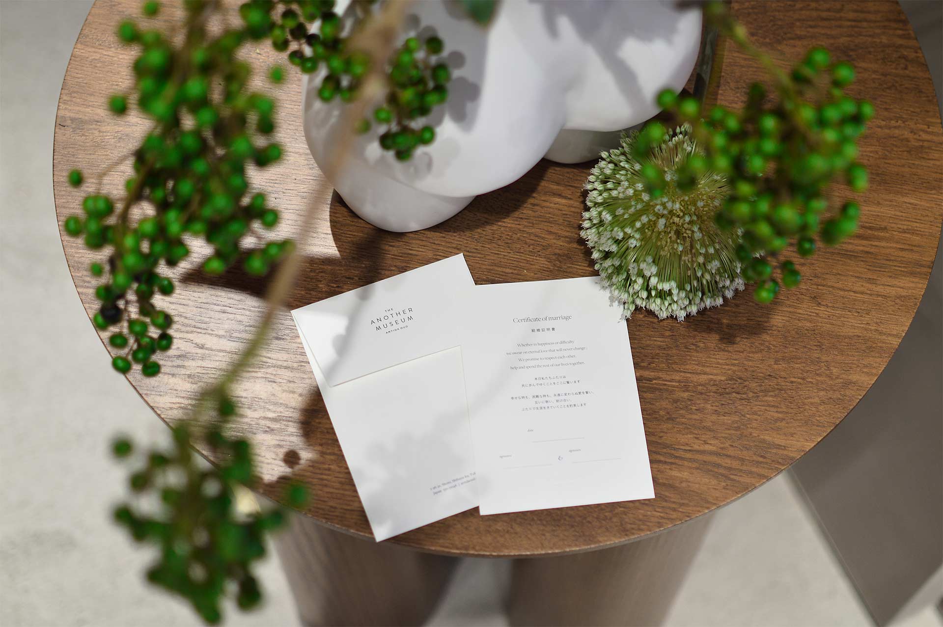 木のテーブルに置かれたARTIDA OUDの結婚証明書