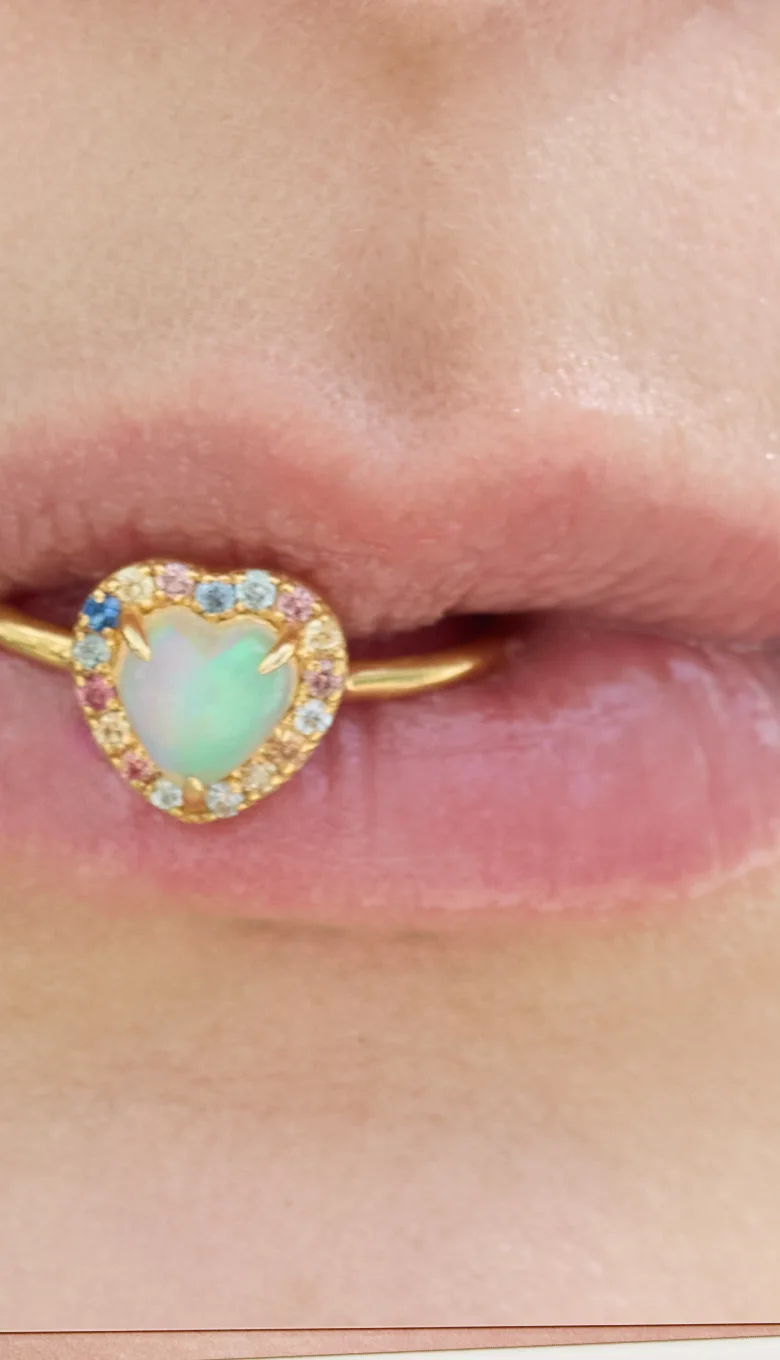 唇、くわえたリング