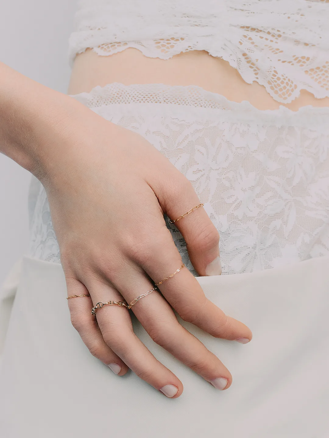 リングをつけた手