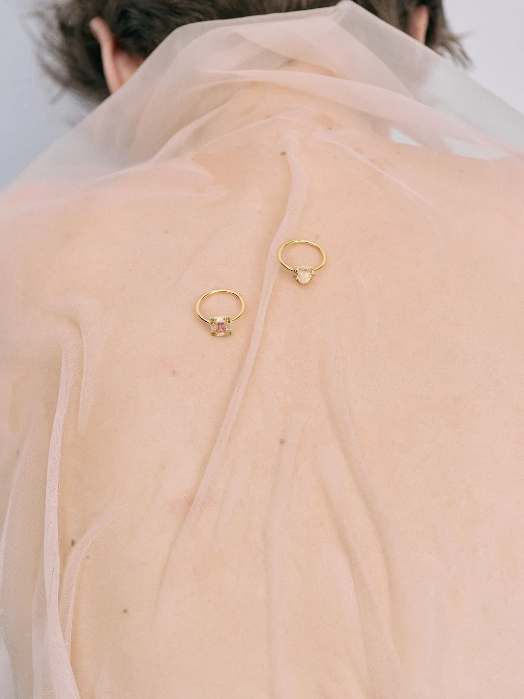 モデルの背中に置かれたリング